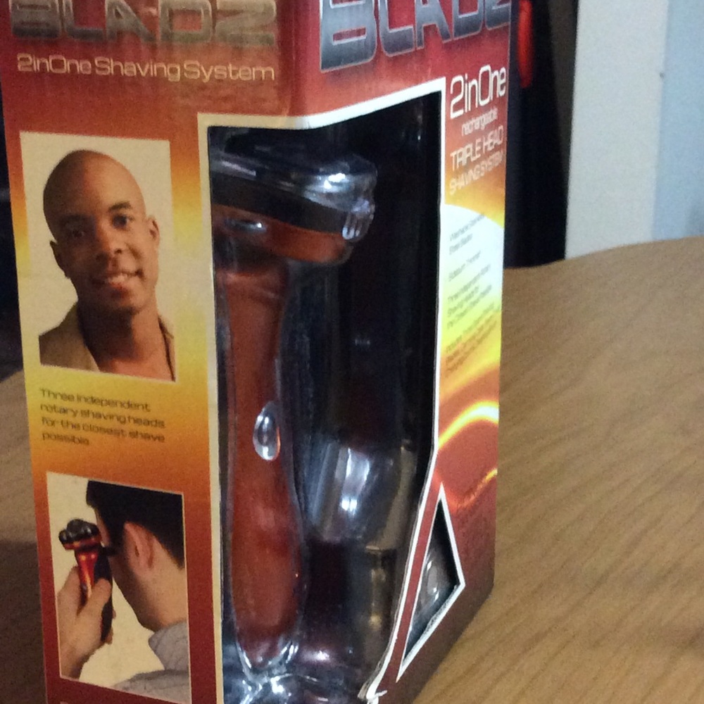 COPY - BLADZ 2inOne Rechargeable Shaving System - Picture 4 of 4